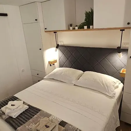 Magical Oasis For Two In Old Town Apartment