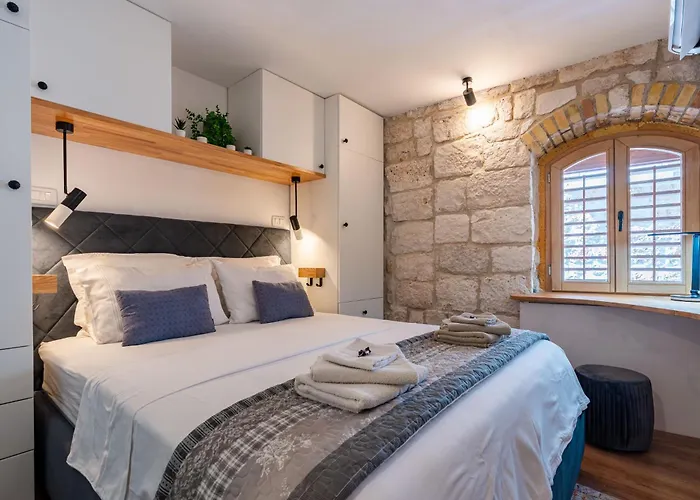 Magical Oasis For Two In Old Town Apartment